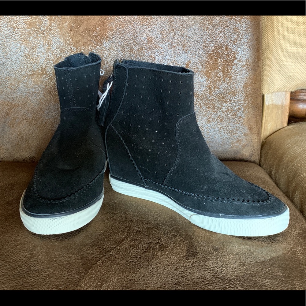 American Eagle Wedge Sneaker, Black Size 7. NEW